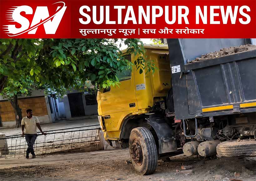 sultanpur-dumper-crashes-into-school-boundary-kudwar