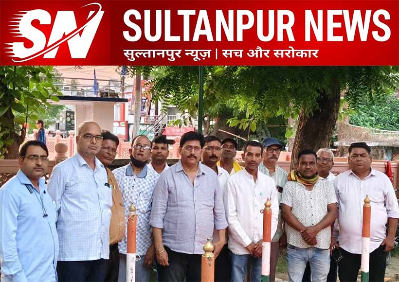 lucknow-coaching-fire-tragedy-candlelight-tribute-sultanpur
